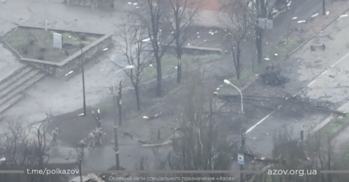 Il contrattacco del battaglione Azov ai russi: le immagini dal drone